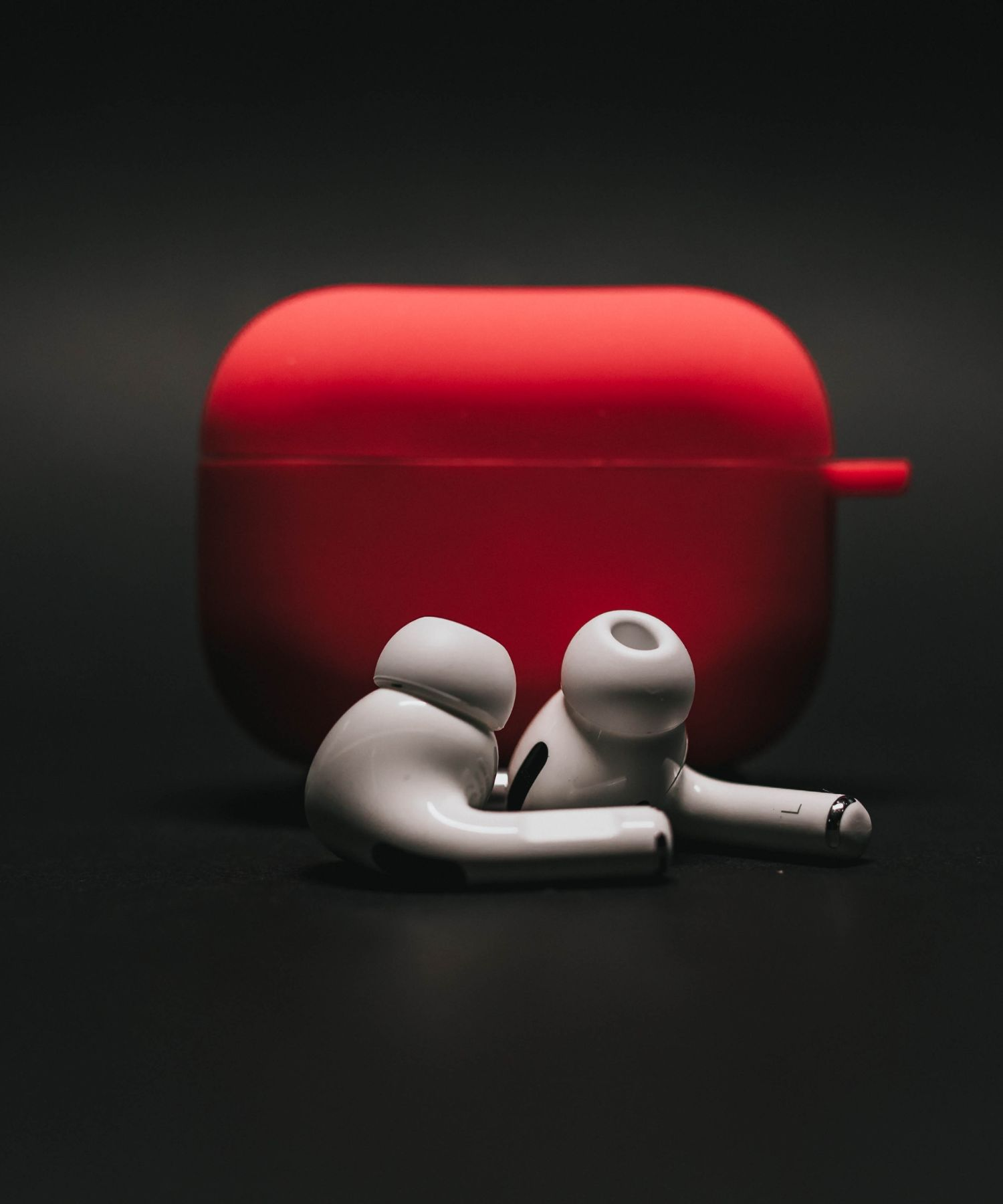 ouvir música com fones de ouvido está na intensidade da experiência. Cada nota é ampliada, cada batida reverbera diretamente em nossos ouvidos, criando um vínculo emocional profundo com a música.