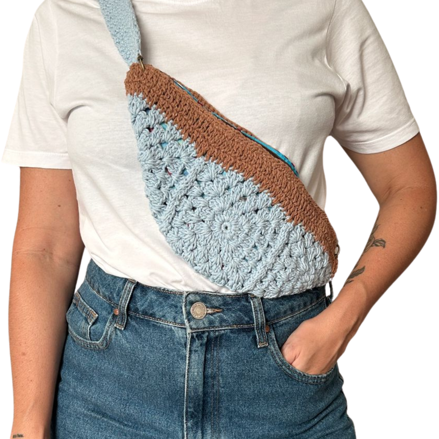 Bolsa de crochê artesanal azul com marrom