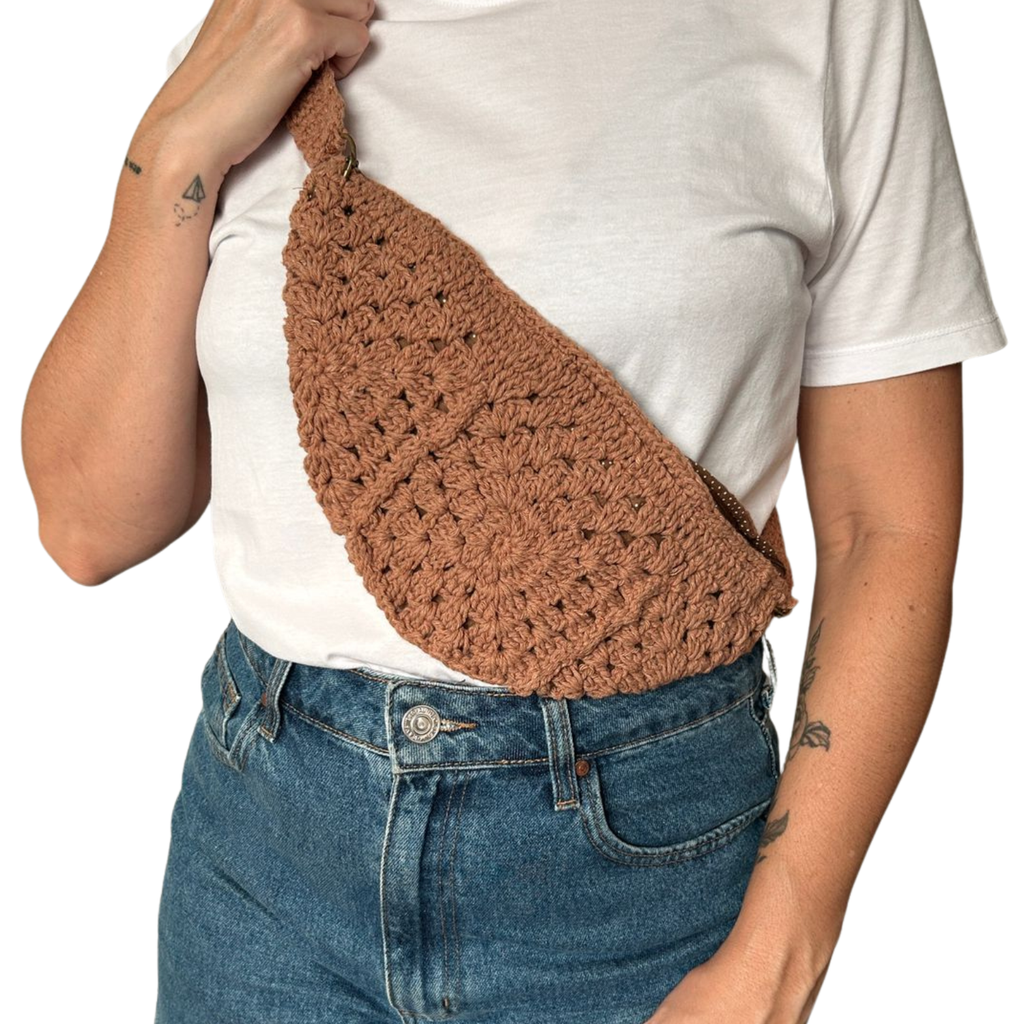 Bolsa de crochê artesanal marrom escuro