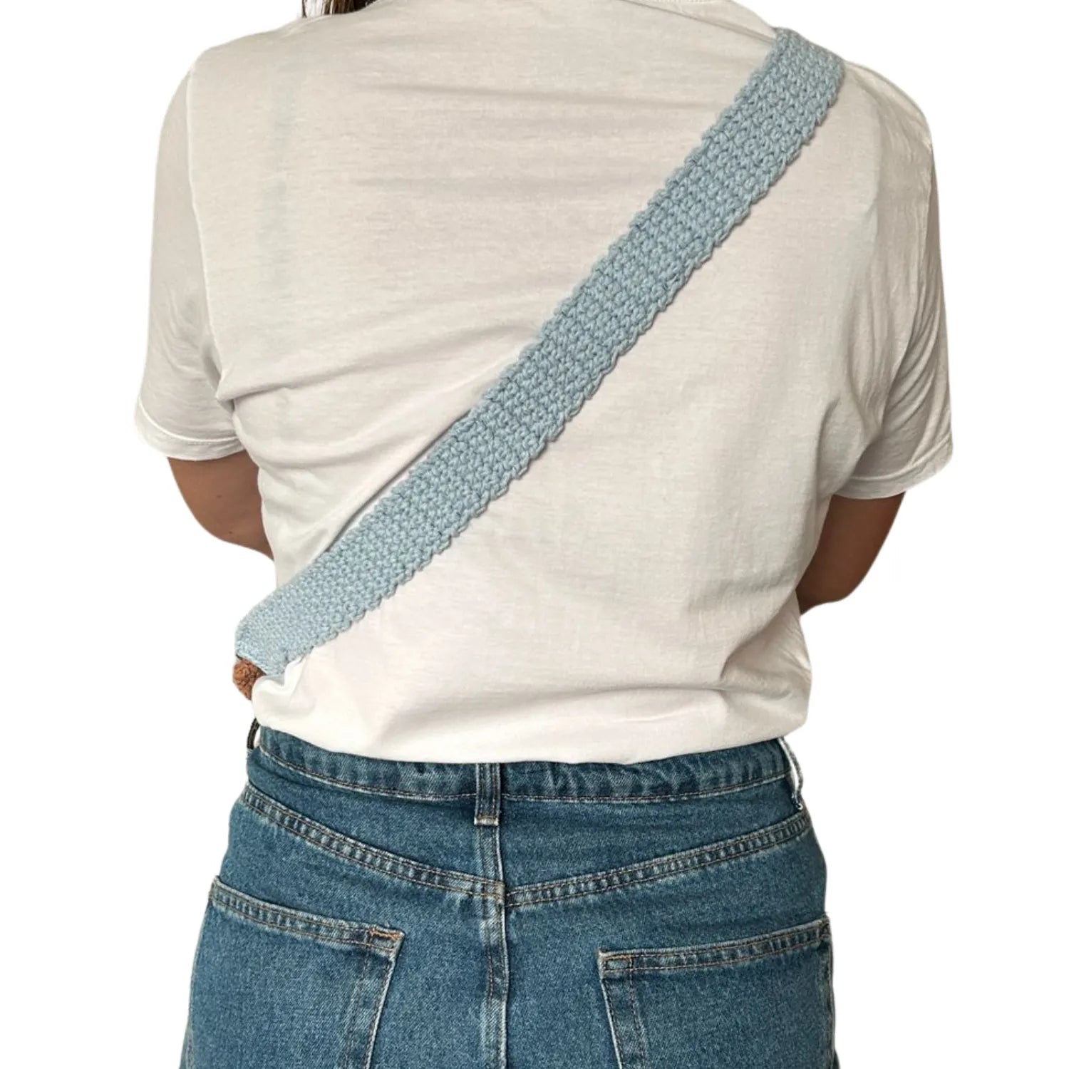 Bolsa de crochê artesanal azul com alça removível em detalhe