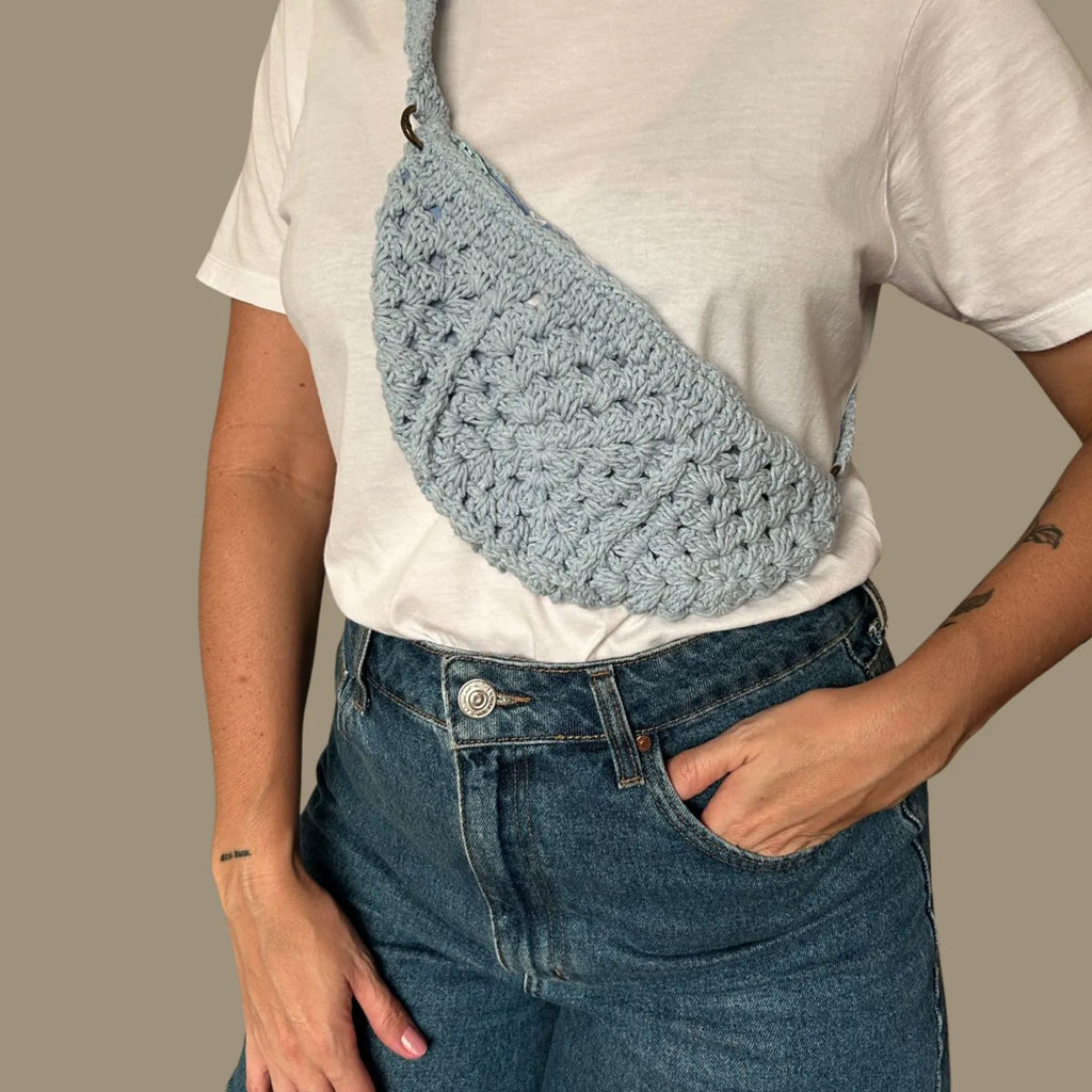 Pochete de Crochê Artesanal com Alça Trocável
