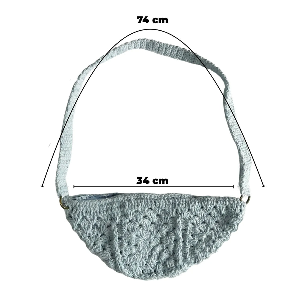 Detalhe da textura do crochê artesanal da pochete azul