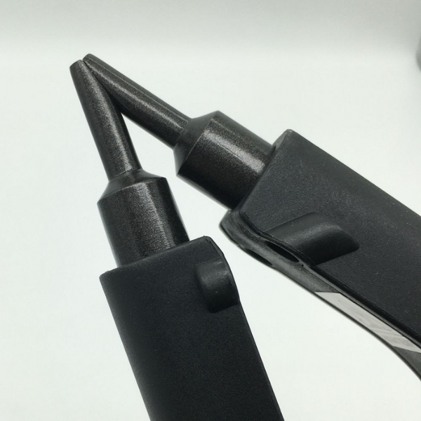 Se você é um cabeleireiro profissional em busca da melhor ferramenta para a aplicação de Mega Hair, não precisa procurar mais! Apresentamos a nossa Pinça para Mega Hair Premium