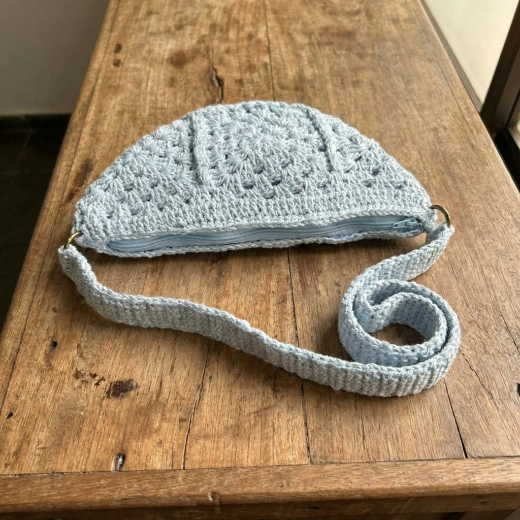 Pochete de Crochê Artesanal com Alça Trocável