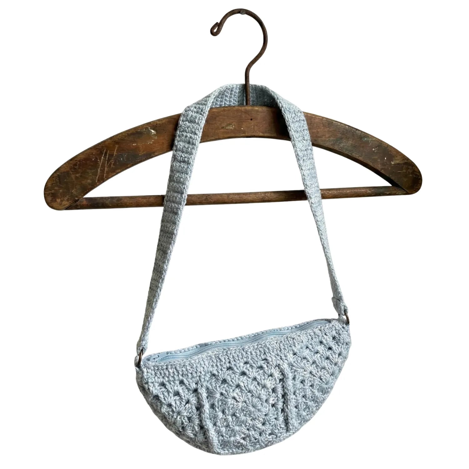 Pochete de crochê azul artesanal com alça trocável - vista frontal completa